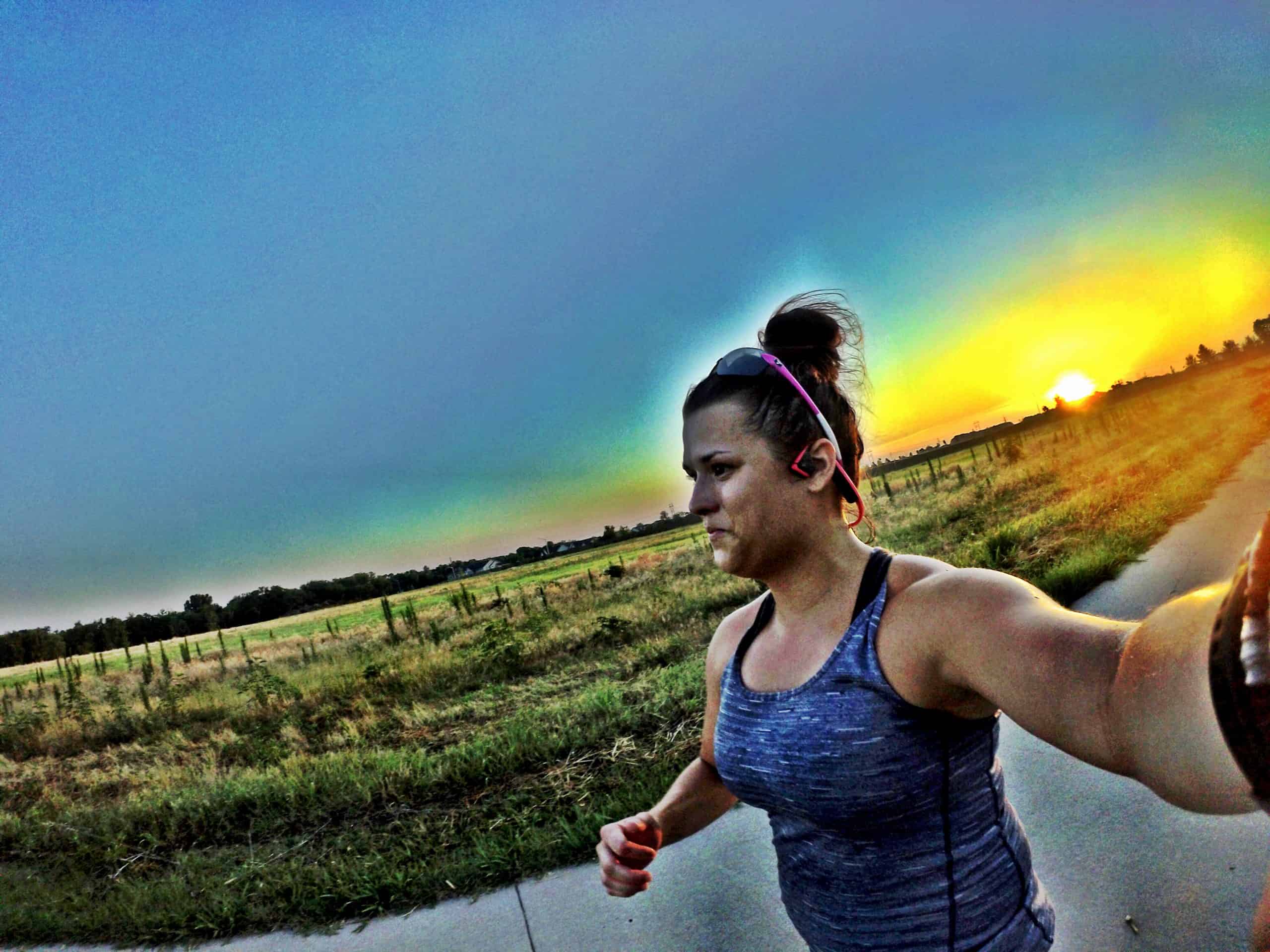 How to run in the morning easily. Tips and tricks to get into the morning person habit!